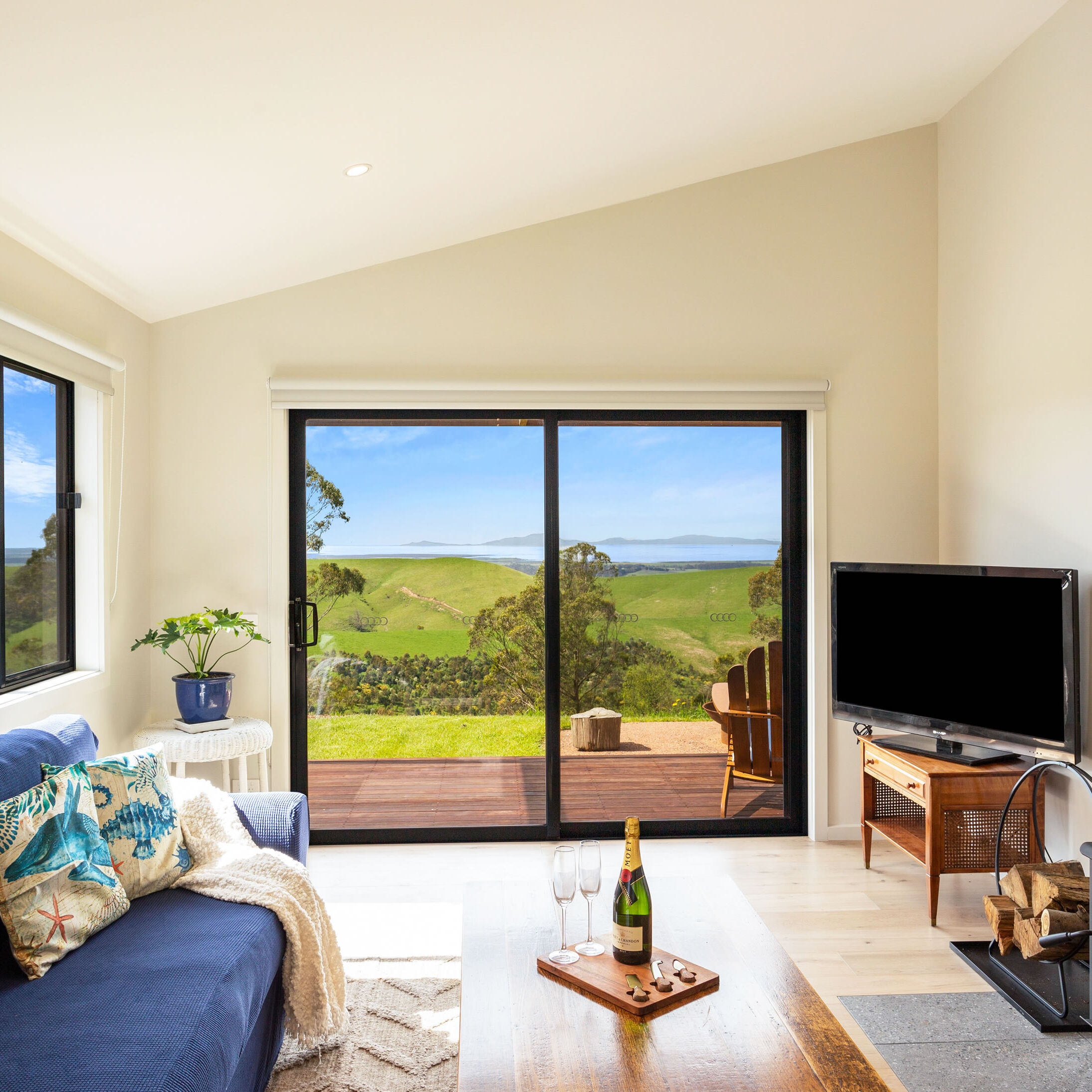 Lounge with a stunning view at Eagles Nest B&B